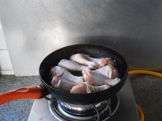 4、宫保鸡腿, 热油，放入鸡腿煎制 