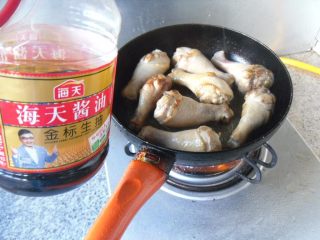 5、宫保鸡腿, 煎制到鸡腿表面微微发黄，加适量生抽，翻炒均匀 
