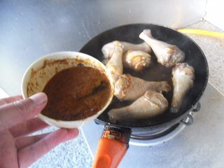 6、宫保鸡腿, 倒入备用的“宫保鸡丁调料”