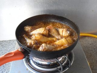 7、宫保鸡腿,反复翻炒至鸡腿表面上色 