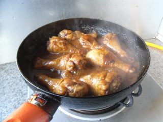 9、宫保鸡腿, 加少许盐补充调味，翻面再烧制3分钟 