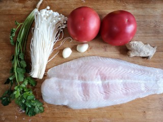 1、金针菇番茄龙利鱼,准备食材。