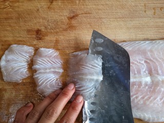 2、金针菇番茄龙利鱼,龙利鱼在微冻状态下斜刀切薄片。