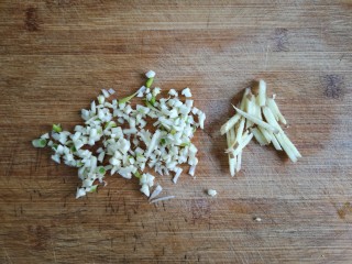4、金针菇番茄龙利鱼,蒜切末，姜切丝。