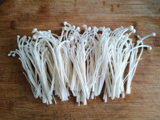 5、金针菇番茄龙利鱼,取一把金针菇用淡盐水浸泡一下洗净。去根部，撕成小条。