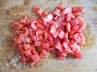 7、金针菇番茄龙利鱼,番茄切成小块。