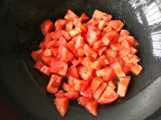 8、金针菇番茄龙利鱼,热锅冷油倒入番茄块，中火煸炒。