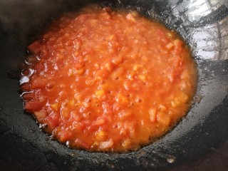 9、金针菇番茄龙利鱼,煸炒出红油呈番茄酱状，盛出备用。