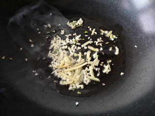 10、金针菇番茄龙利鱼,锅中倒入少许油烧热，姜丝、蒜末煸出香味。