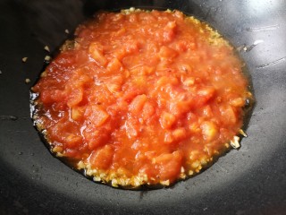 11、金针菇番茄龙利鱼,倒入炒好的番茄块。