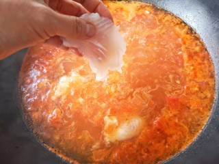 12、金针菇番茄龙利鱼,加适量水，然后煮开，先放龙利鱼片煮2-3分钟。