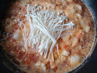 13、金针菇番茄龙利鱼,下入金针菇煮30秒（这个时候的金针菇口感最嫩且不易塞牙）