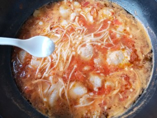 14、金针菇番茄龙利鱼,再次煮开后可根据个人口味加入适量盐和鸡精调味。