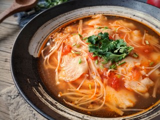 17、金针菇番茄龙利鱼,希望这顿15分钟就能搞定的冬日丰盛暖锅能给你带来温暖：）