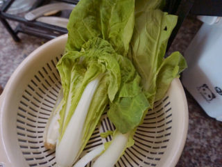 1、猪肚丸子粿条汤,准备好两颗青菜