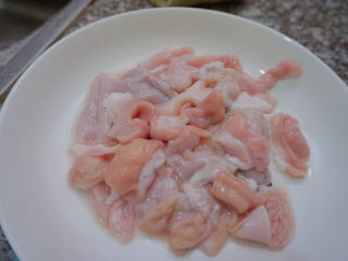 6、猪肚丸子粿条汤,清洗干净后将猪肚切成段