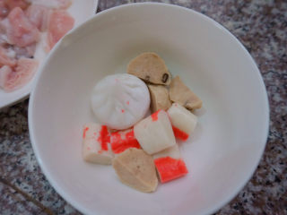 7、猪肚丸子粿条汤,丸子洗干净后先切成小块