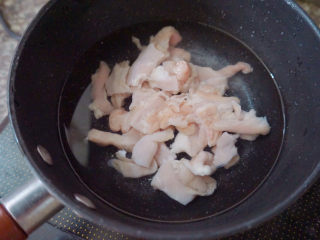 12、猪肚丸子粿条汤,猪肚冷水下锅，加姜片