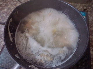 13、猪肚丸子粿条汤,待猪肚煮沸