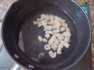 15、猪肚丸子粿条汤,更换一锅冷水，倒入猪肚