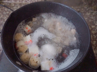 17、猪肚丸子粿条汤,待其煮开