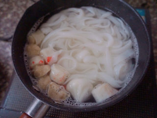 18、猪肚丸子粿条汤,加入粿条