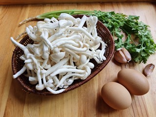 1、白玉菇鸡蛋汤,准备所需食材。