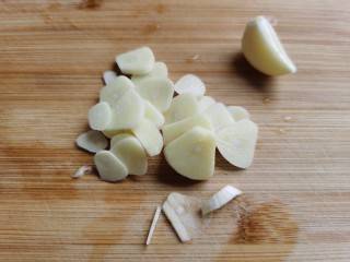 2、白玉菇鸡蛋汤,大蒜去皮切片。