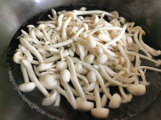 3、白玉菇鸡蛋汤,白玉菇清洗干净后焯水。焯水的目的为了去除白玉菇的腥味和苦味,让其口感更佳。