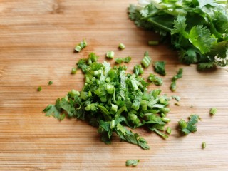 4、白玉菇鸡蛋汤,香菜洗净切碎。
