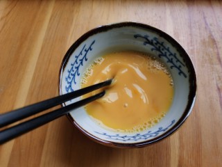 5、白玉菇鸡蛋汤,鸡蛋打入碗里,用筷子搅散。