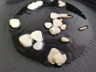 6、白玉菇鸡蛋汤,锅中烧热放油,加入蒜片,炒出蒜香味。