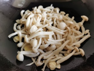 7、白玉菇鸡蛋汤,放入焯过水的白玉菇。