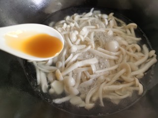 11、白玉菇鸡蛋汤,加入鸡汁或鸡精。