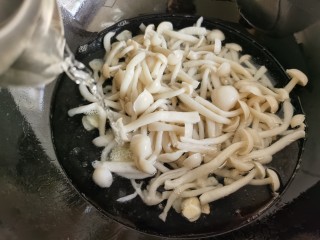 8、白玉菇鸡蛋汤,加入适量水。想要汤浓一点的就少加点水,汤稀一点就多加点水。