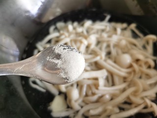 9、白玉菇鸡蛋汤,加入盐。