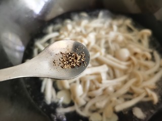 10、白玉菇鸡蛋汤,加入胡椒粉,胡椒粉最好用白胡椒粉。