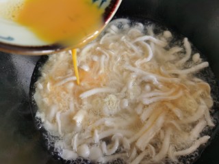 12、白玉菇鸡蛋汤,汤烧开后,慢慢地倒入蛋液。