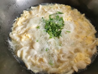 13、白玉菇鸡蛋汤,放入香菜碎。