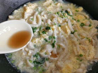 14、白玉菇鸡蛋汤,出锅前可以加入少许香油。