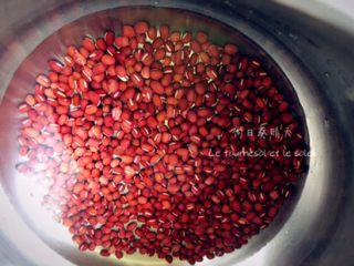 1、驴打滚,先做红豆沙：红豆适量，加3倍的水置于高压锅中。加热至高压锅上气（气阀转动），立即停火。