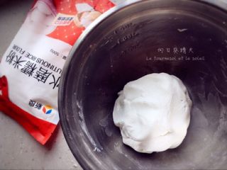 5、驴打滚,糯米粉加清水揉成团。