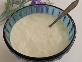 15、姜撞奶,这个姜撞奶是否成功有几个点，我再总结一下:姜一定要用老姜，水牛奶是最好的，没有的话用全脂牛奶也可以，实在没有，纯牛奶也可以。牛奶加热的温度控制在75－85度之间，才容易凝固。如果加热过了就晾一晾再倒