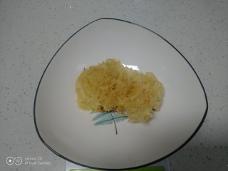 1、银耳、山药、红枣、草莓羹,干银耳称好