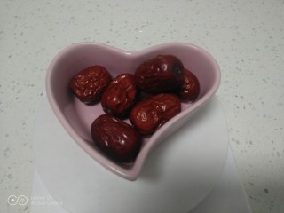 2、银耳、山药、红枣、草莓羹,红枣准备好