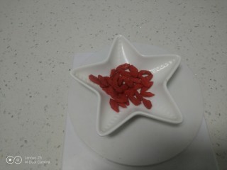 3、银耳、山药、红枣、草莓羹,枸杞准备好