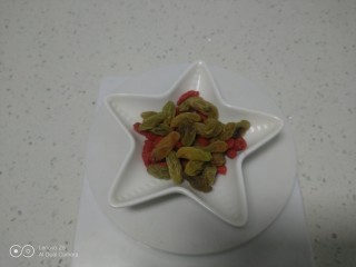 5、银耳、山药、红枣、草莓羹,葡萄干准备好
