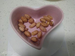 6、银耳、山药、红枣、草莓羹,花生准备好