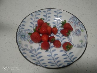 11、银耳、山药、红枣、草莓羹,草莓洗净