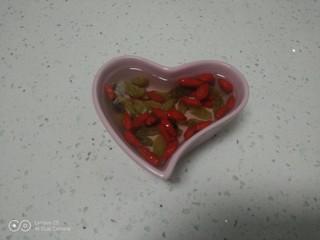 8、银耳、山药、红枣、草莓羹,葡萄干、枸杞清洗干净